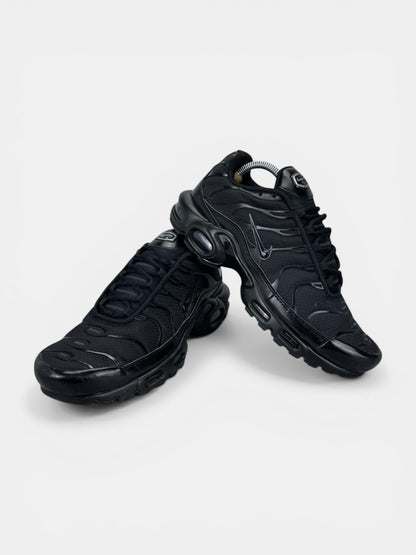 Nike Air Max Plus Triple Black - buty sportowe, boczny profil