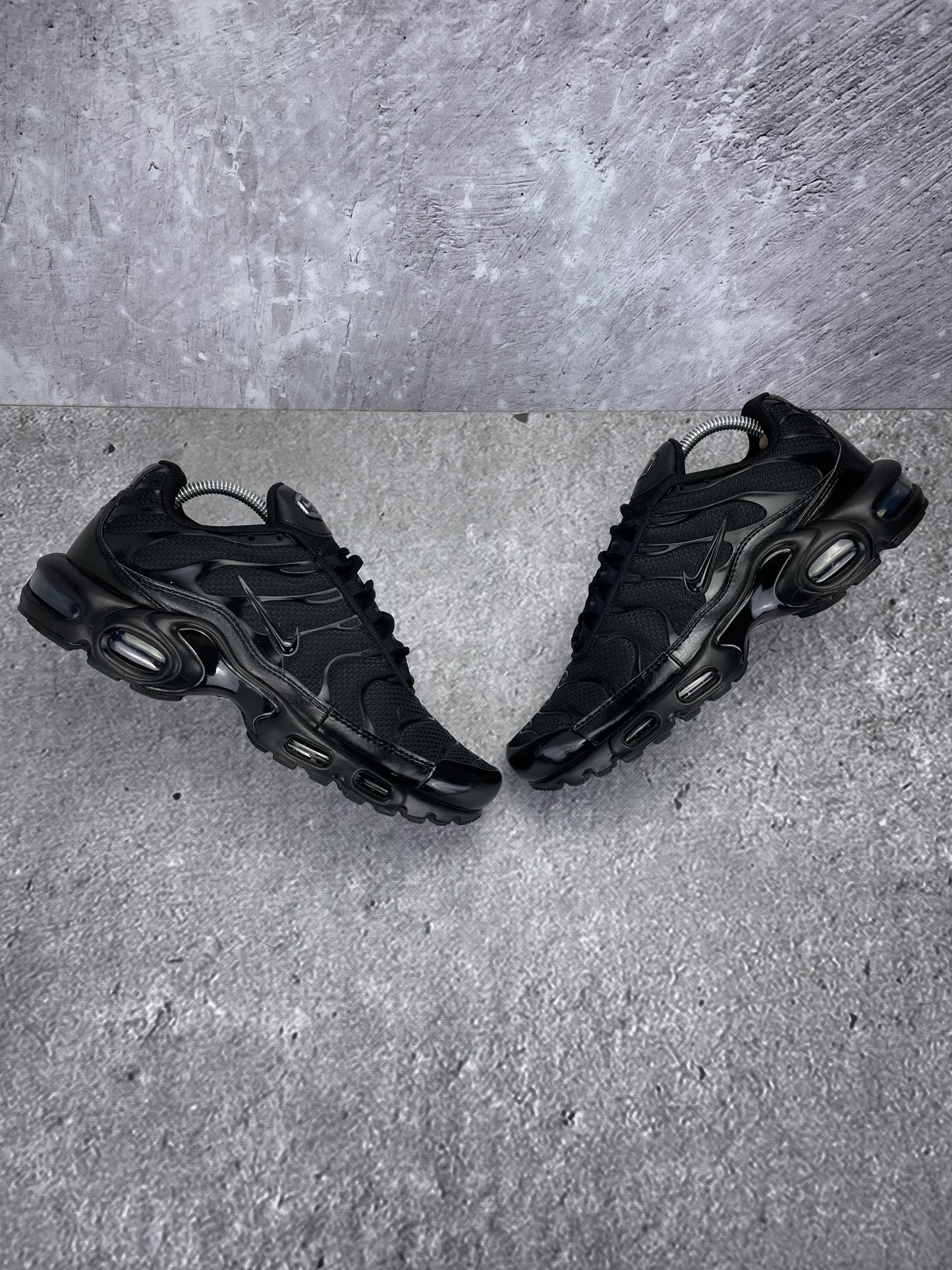 Nike Air Max Plus Triple Black - buty sportowe, widok z góry na zewnętrzną stronę butów