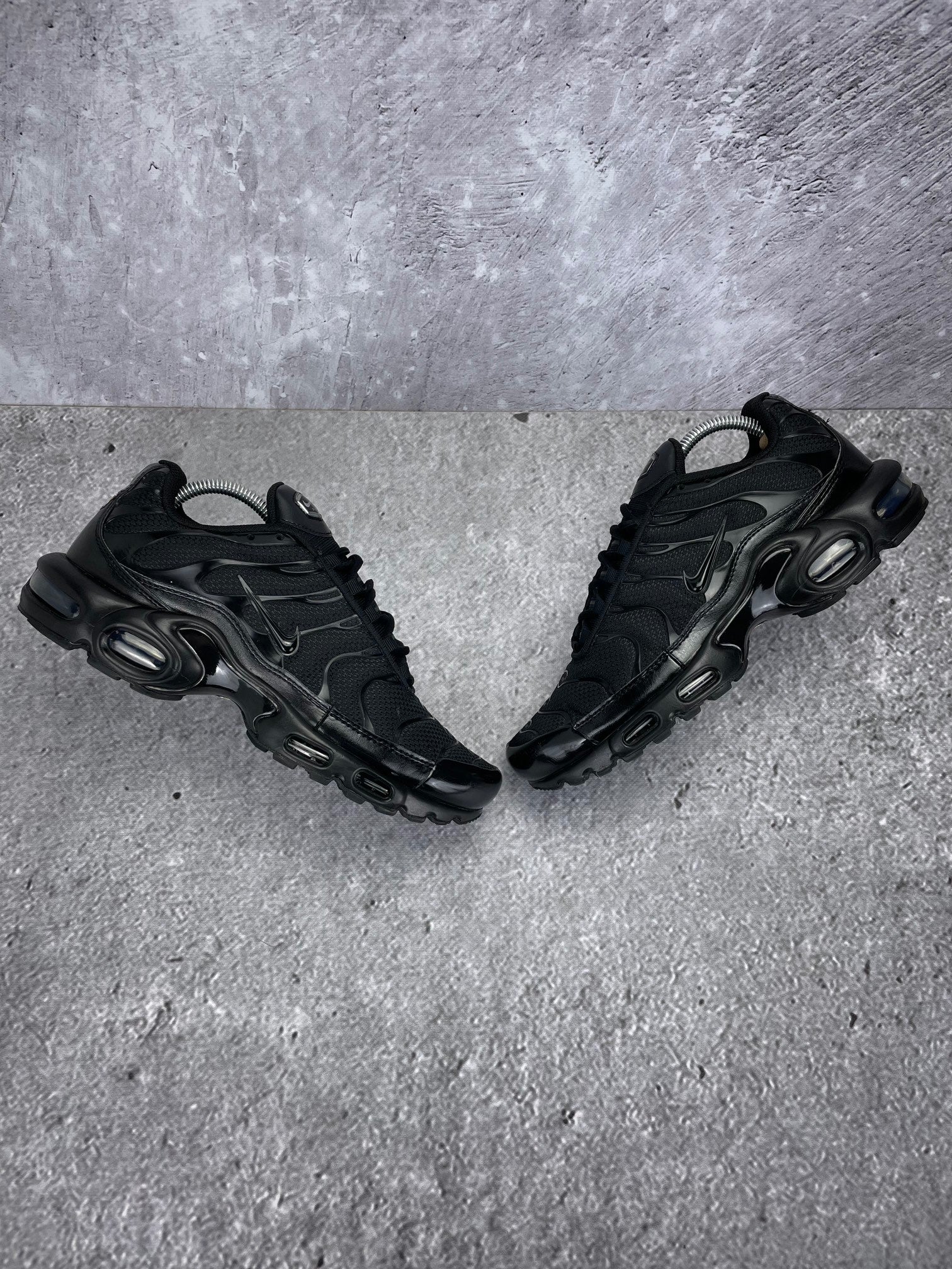 Nike Air Max Plus Triple Black - buty sportowe, widok z góry na zewnętrzną stronę butów