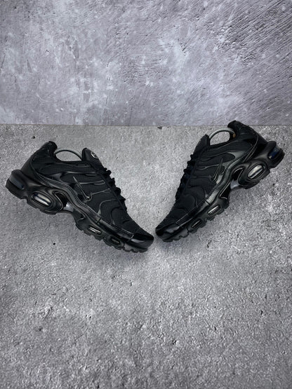 Nike Air Max Plus Triple Black - buty sportowe, widok z góry na zewnętrzną stronę butów