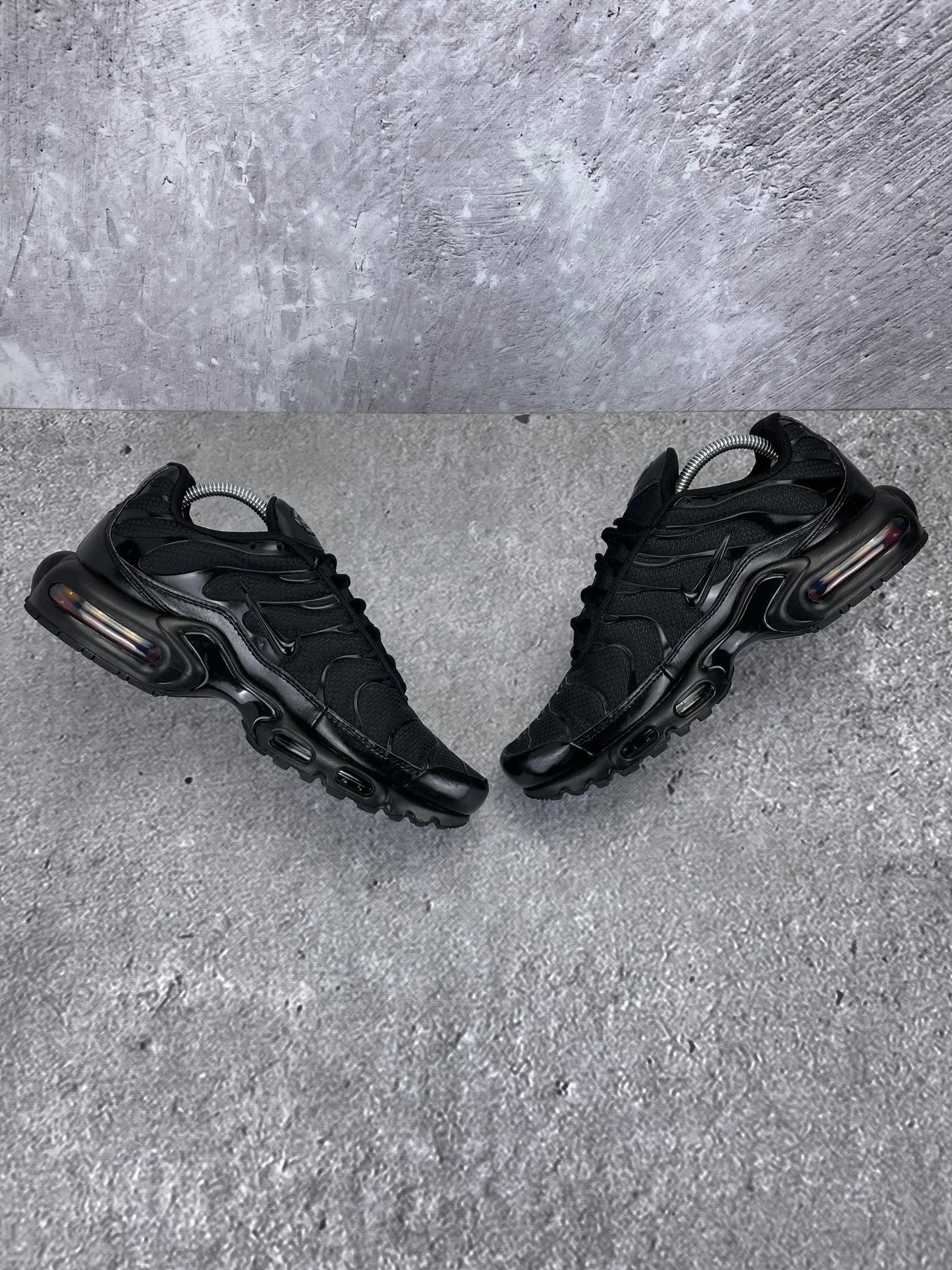 Nike Air Max Plus Triple Black - buty sportowe, zewnętrzny panel prawego buta
