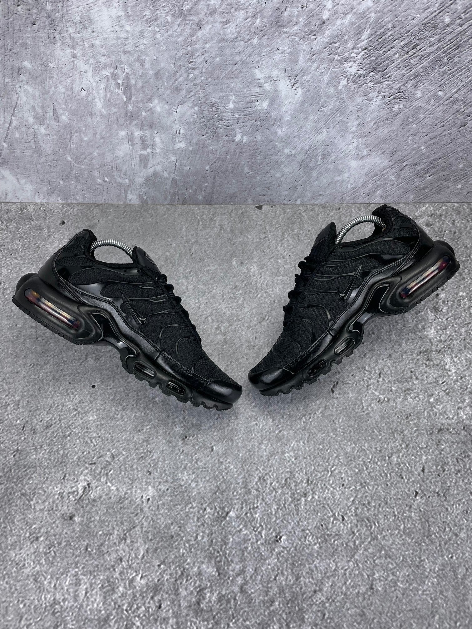 Nike Air Max Plus Triple Black - buty sportowe, zewnętrzny panel prawego buta