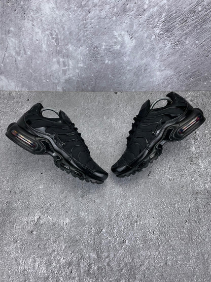 Nike Air Max Plus Triple Black - buty sportowe, zewnętrzny panel prawego buta