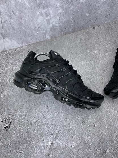 Nike Air Max Plus Triple Black - buty sportowe, zewnętrzny panel lewego buta