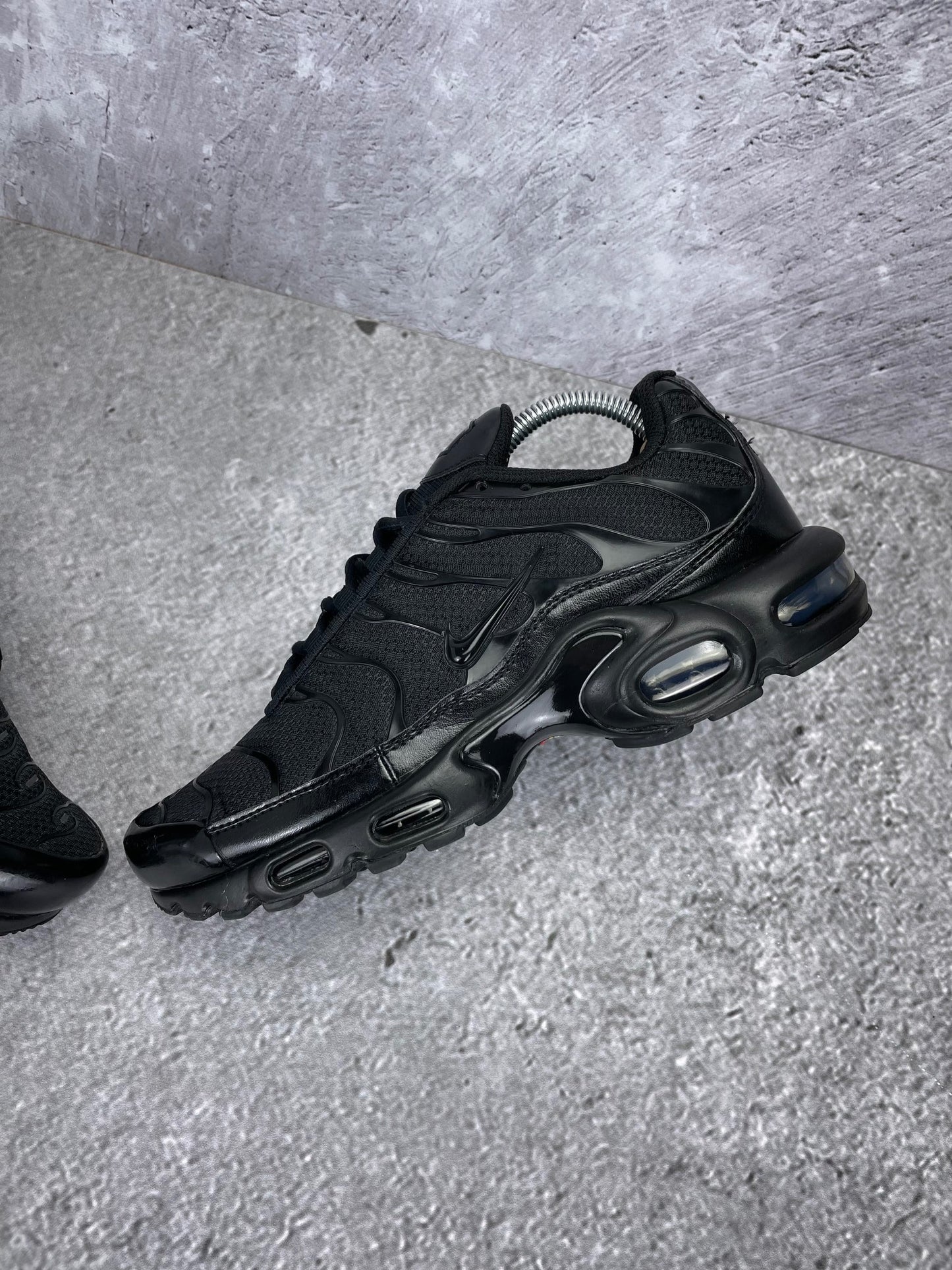 Nike Air Max Plus Triple Black - buty sportowe, widok z góry na wewnętrzną stronę butów