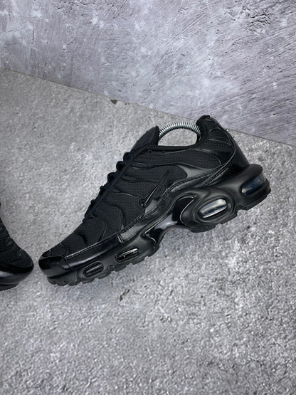 Nike Air Max Plus Triple Black - buty sportowe, widok z góry na wewnętrzną stronę butów