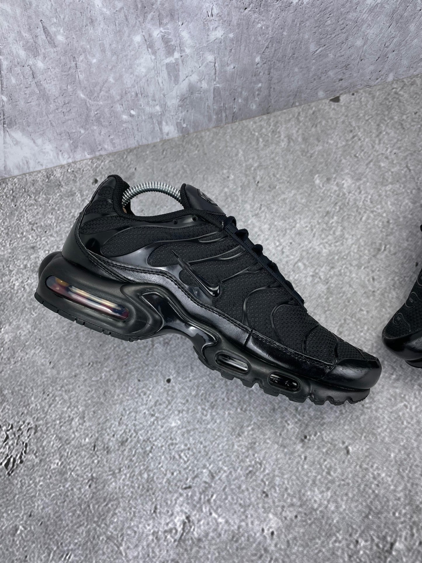 Nike Air Max Plus Triple Black - buty sportowe, wewnętrzny panel lewego buta