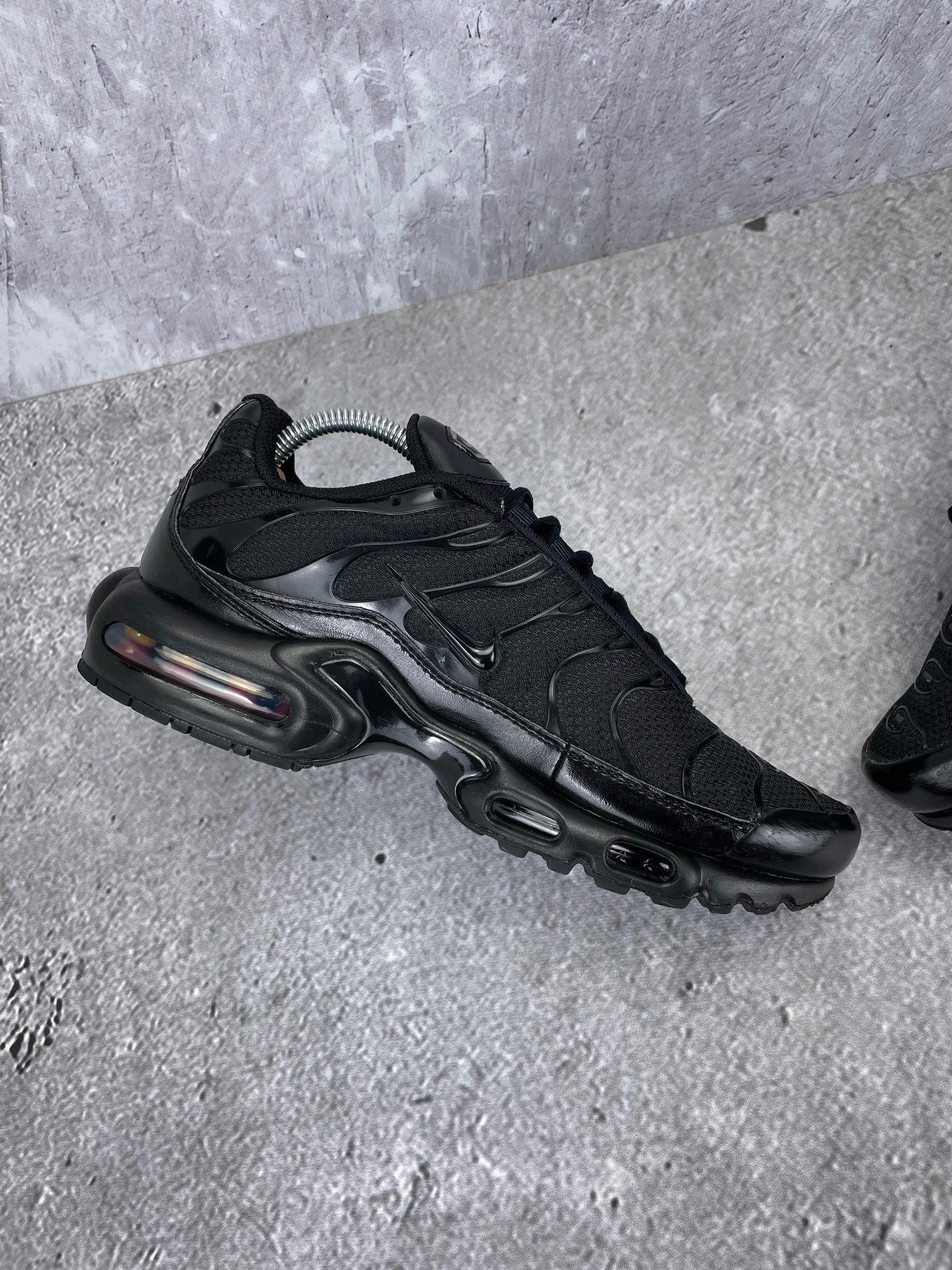 Nike Air Max Plus Triple Black - buty sportowe, wewnętrzny panel lewego buta