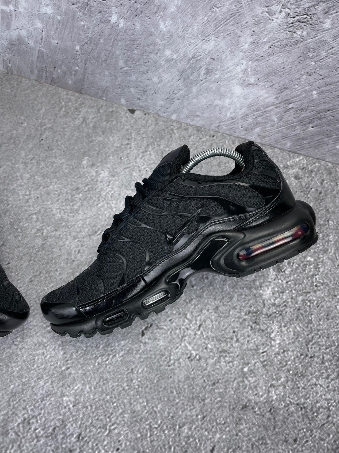 Nike Air Max Plus Triple Black - buty sportowe, wewnętrzny panel prawego buta