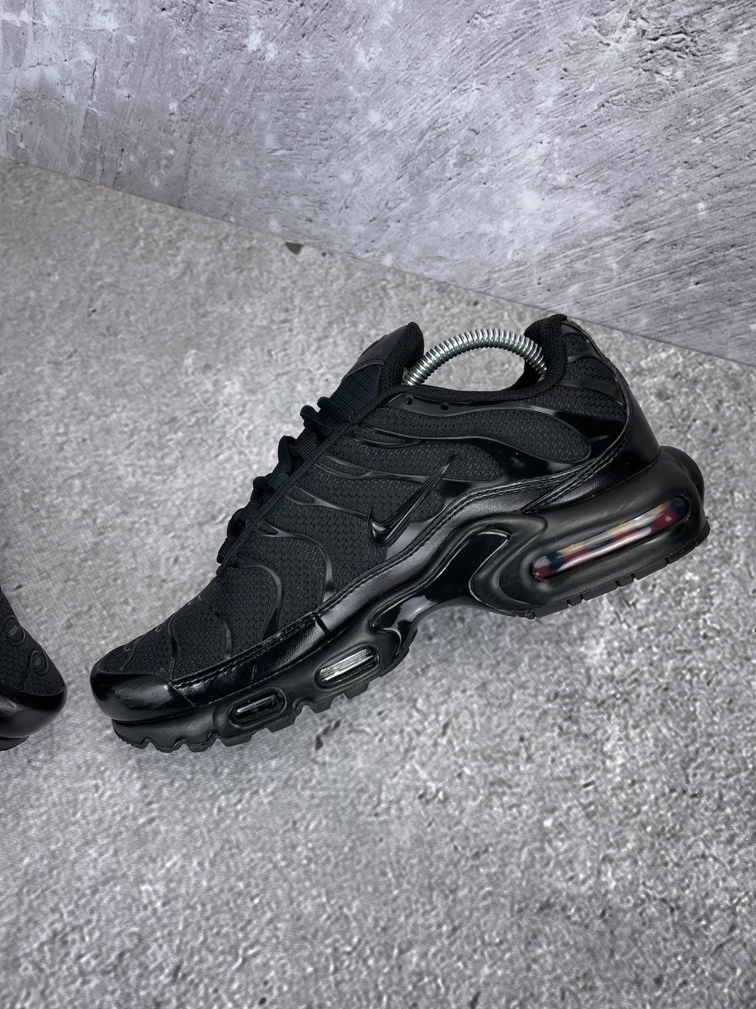 Nike Air Max Plus Triple Black - buty sportowe, wewnętrzny panel prawego buta