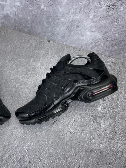 Nike Air Max Plus Triple Black - buty sportowe, wewnętrzny panel prawego buta