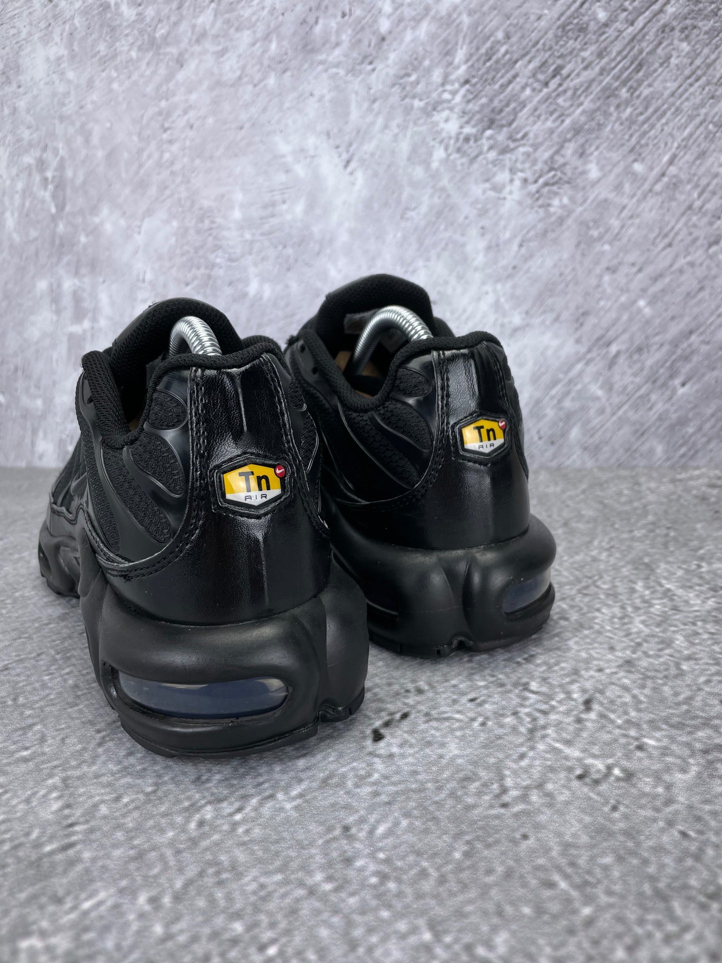 Nike Air Max Plus Triple Black - buty sportowe, widok z tyłu