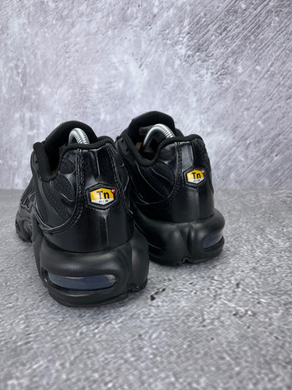 Nike Air Max Plus Triple Black - buty sportowe, widok z tyłu