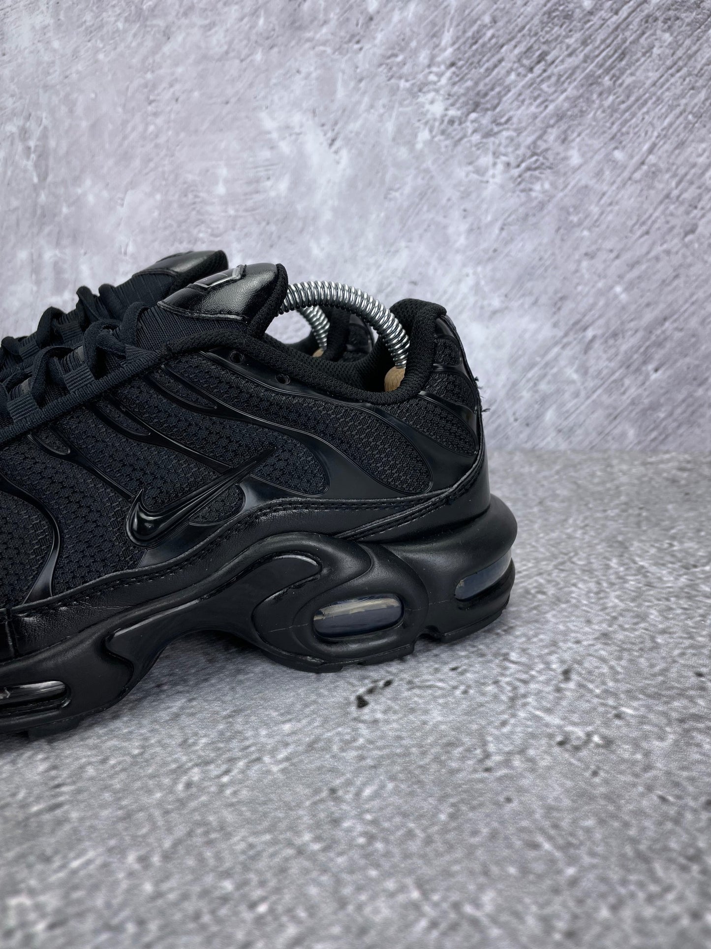 Nike Air Max Plus Triple Black - buty sportowe, zapiętki butów