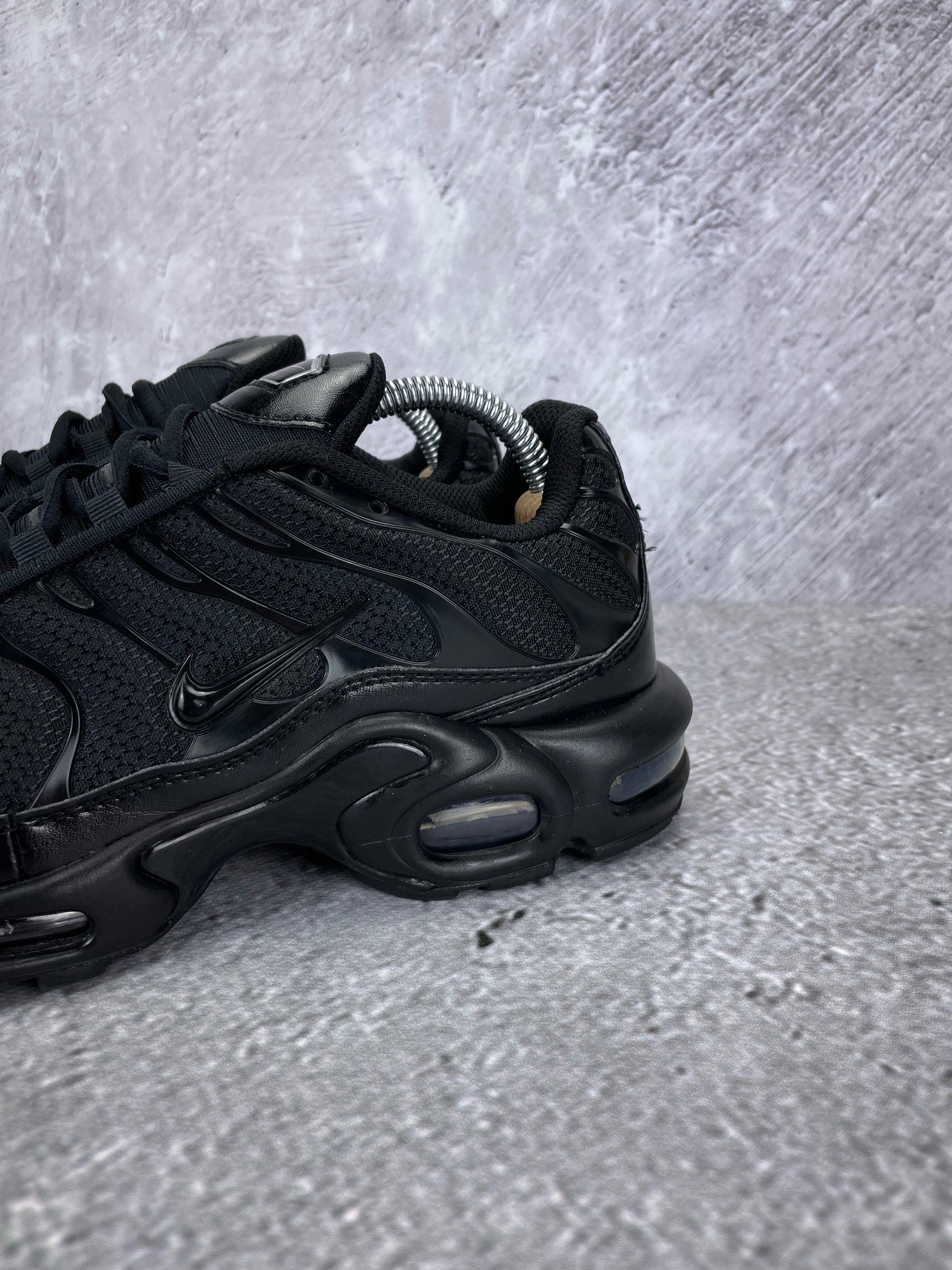 Nike Air Max Plus Triple Black - buty sportowe, zapiętki butów