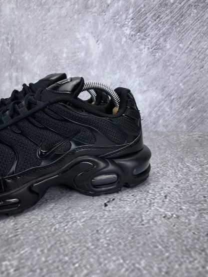 Nike Air Max Plus Triple Black - buty sportowe, zapiętki butów
