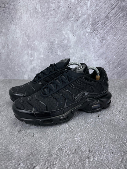 Nike Air Max Plus Triple Black - buty sportowe, widok z boku na tle studyjnym