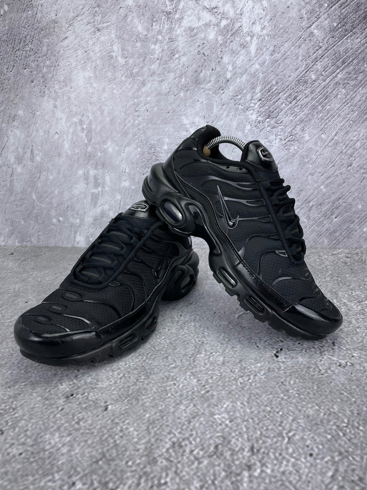 Nike Air Max Plus Triple Black - buty sportowe, para butów, widok z boku na tle studyjnym