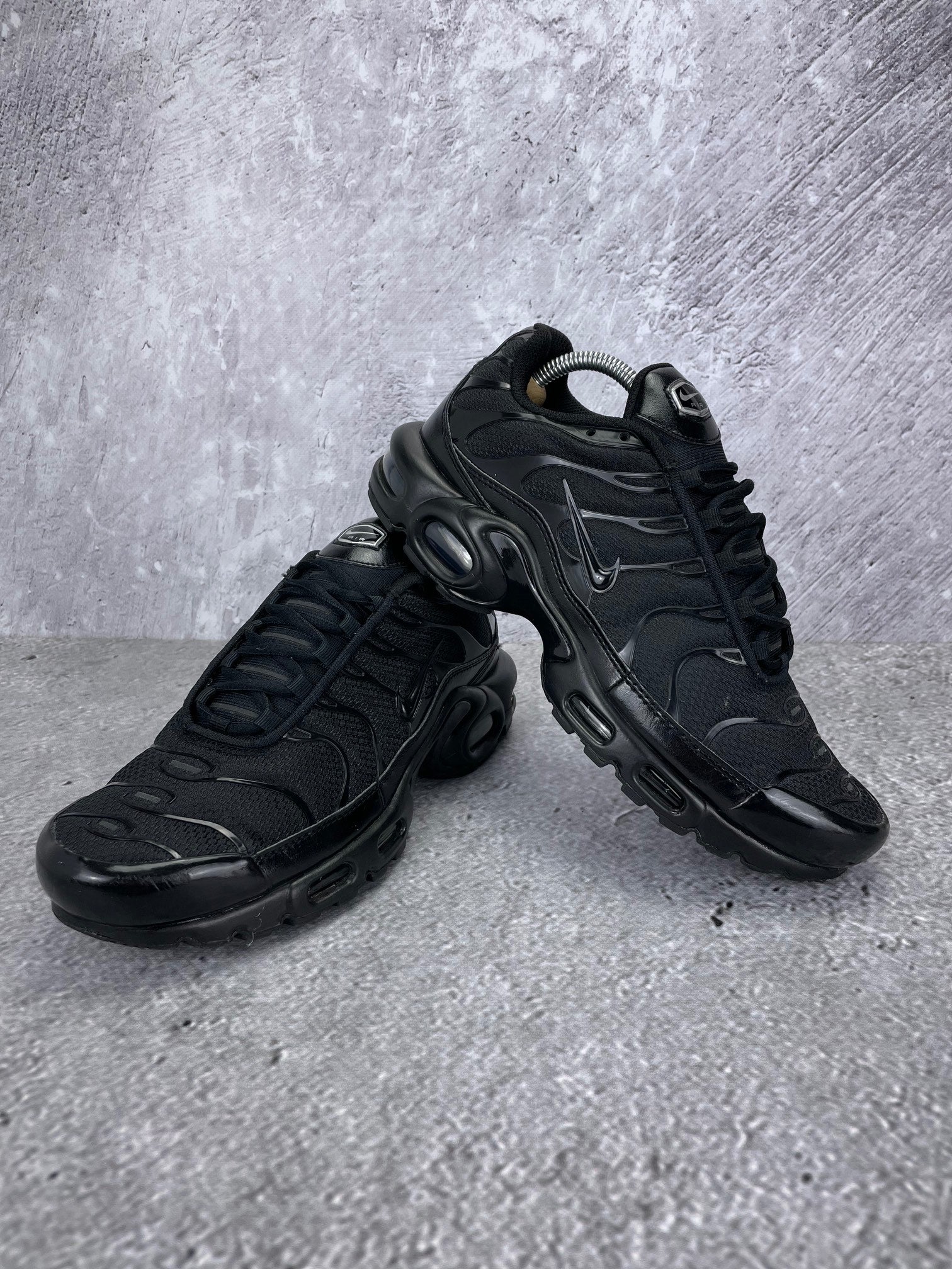 Nike Air Max Plus Triple Black - buty sportowe, para butów, widok z boku na tle studyjnym