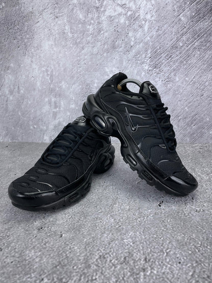 Nike Air Max Plus Triple Black - buty sportowe, para butów, widok z boku na tle studyjnym