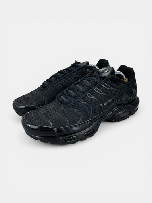 Nike Air Max Plus Triple Black - buty sportowe, widok z boku