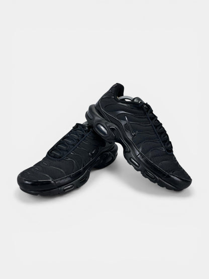 Nike Air Max Plus Triple Black - buty sportowe, boczny profil
