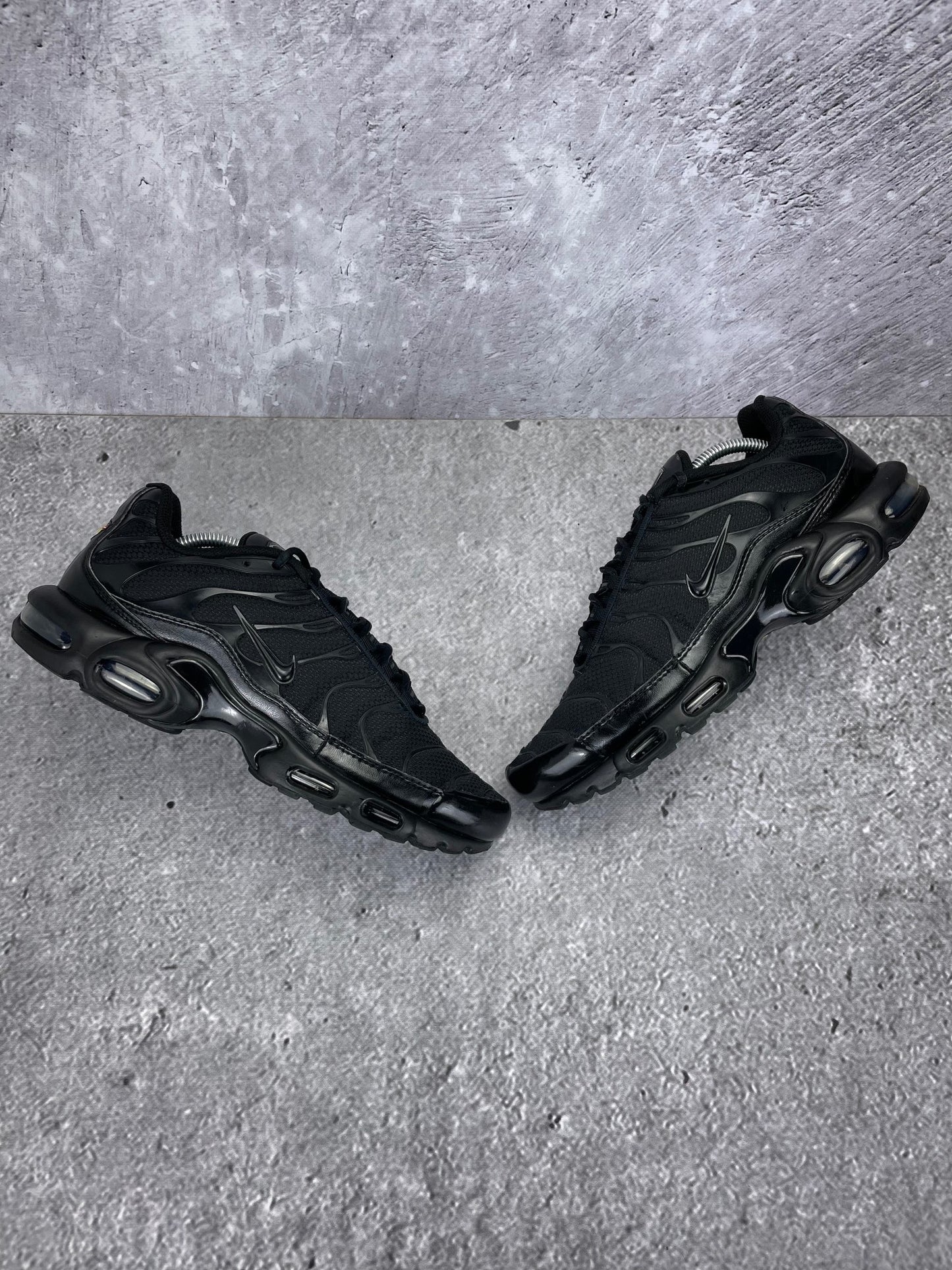 Nike Air Max Plus Triple Black - buty sportowe, widok z góry na zewnętrzną stronę butów