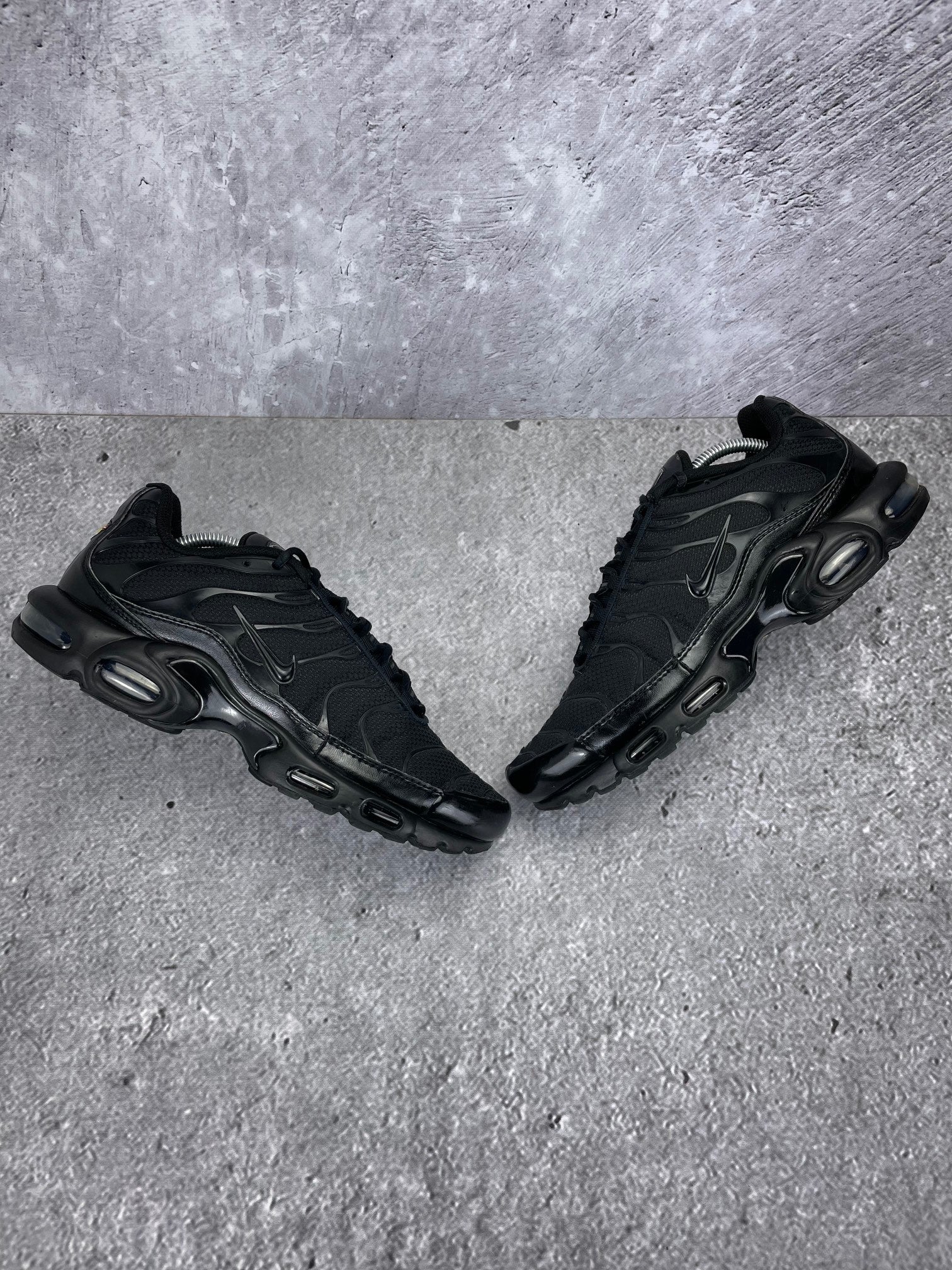 Nike Air Max Plus Triple Black - buty sportowe, widok z góry na zewnętrzną stronę butów