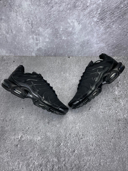 Nike Air Max Plus Triple Black - buty sportowe, widok z góry na zewnętrzną stronę butów