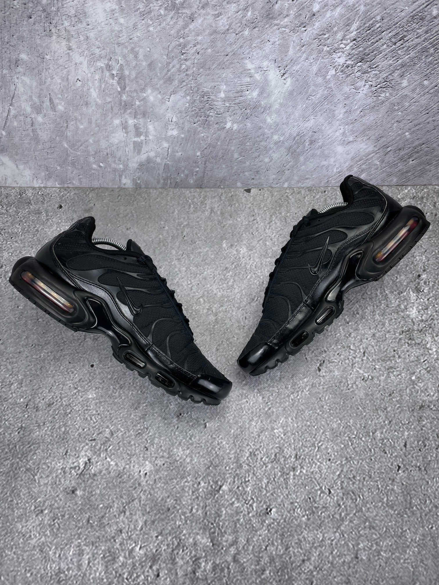 Nike Air Max Plus Triple Black - buty sportowe, zewnętrzny panel prawego buta