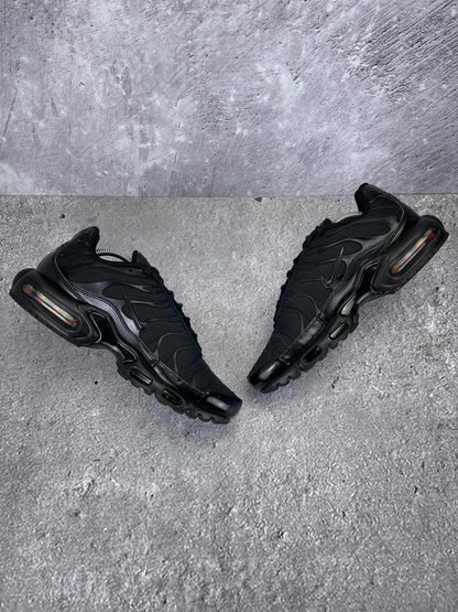Nike Air Max Plus Triple Black - buty sportowe, zewnętrzny panel prawego buta