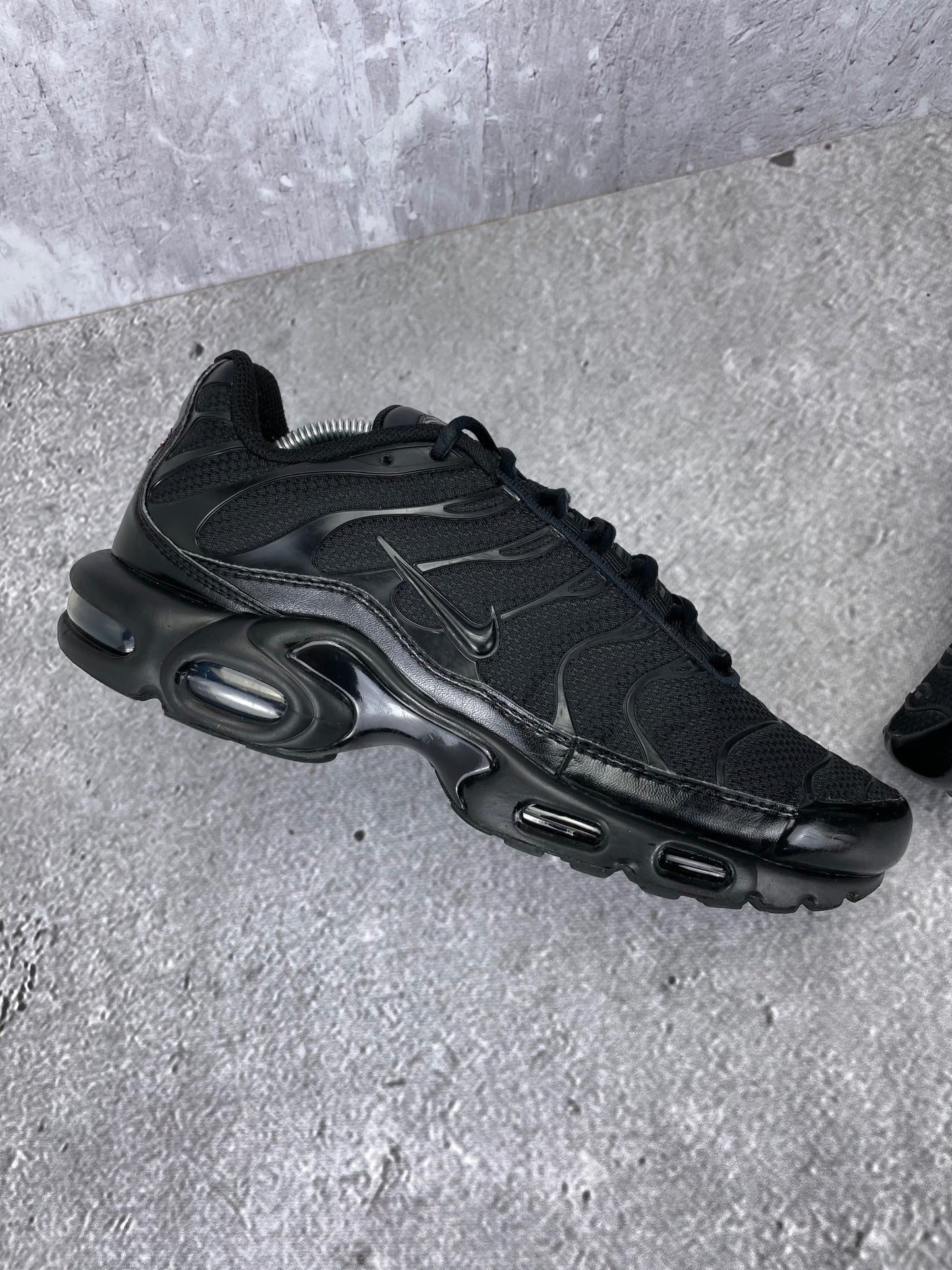Nike Air Max Plus Triple Black - buty sportowe, zewnętrzny panel lewego buta