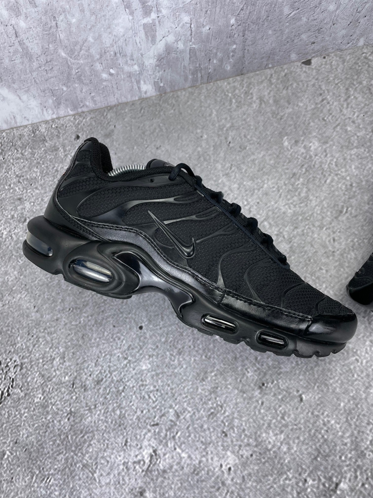 Nike Air Max Plus Triple Black - buty sportowe, zewnętrzny panel lewego buta
