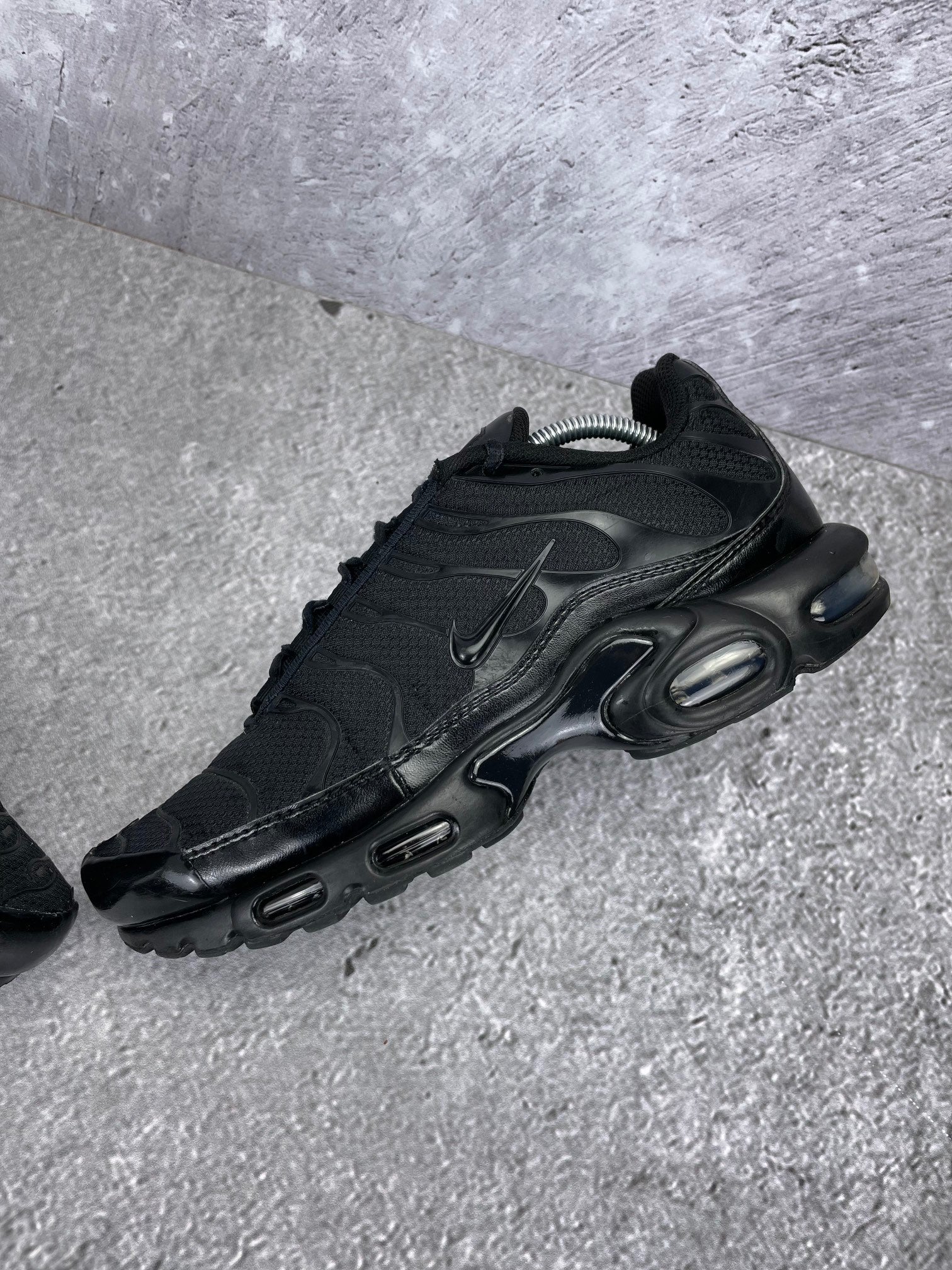 Nike Air Max Plus Triple Black - buty sportowe, widok z góry na wewnętrzną stronę butów