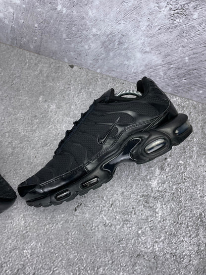 Nike Air Max Plus Triple Black - buty sportowe, widok z góry na wewnętrzną stronę butów