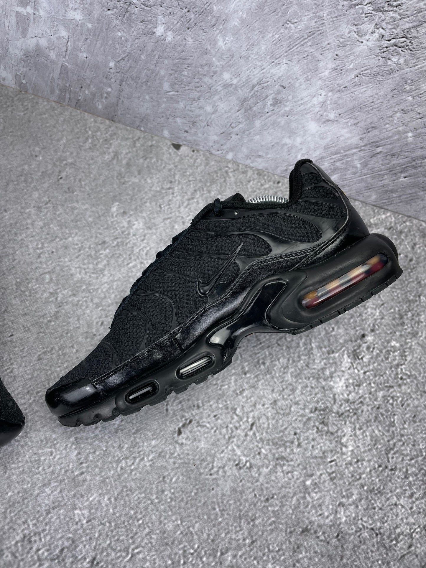Nike Air Max Plus Triple Black - buty sportowe, wewnętrzny panel lewego buta