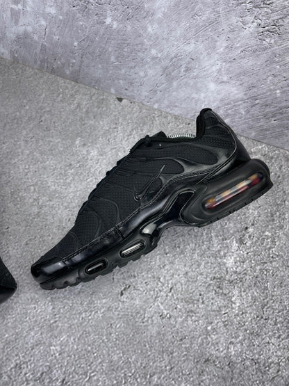 Nike Air Max Plus Triple Black - buty sportowe, wewnętrzny panel lewego buta