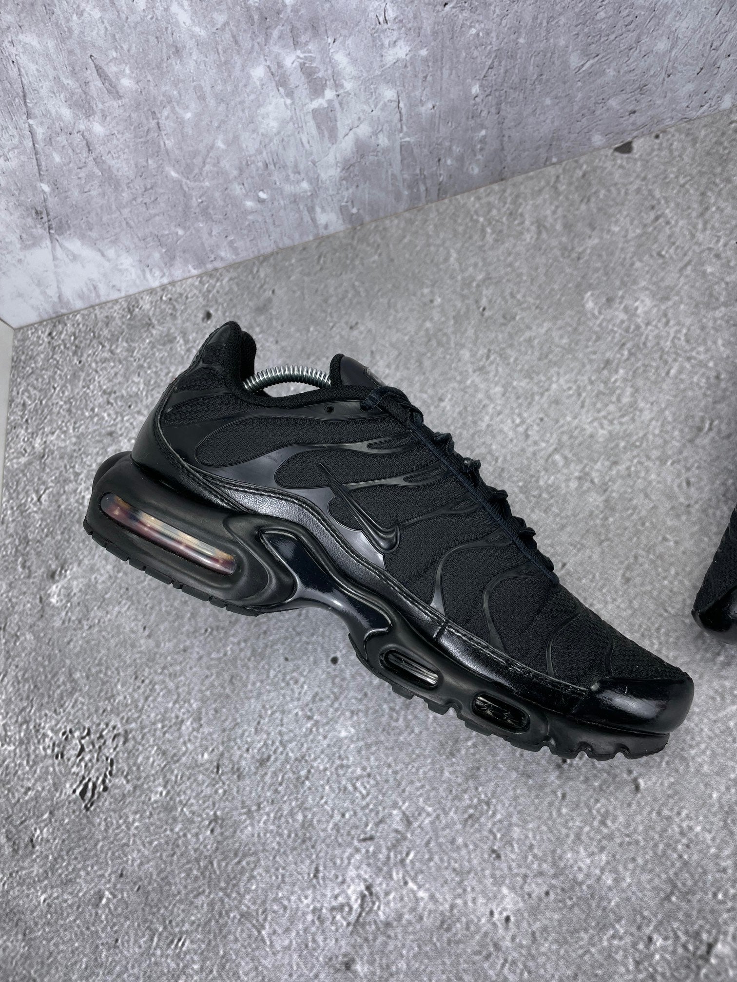 Nike Air Max Plus Triple Black - buty sportowe, wewnętrzny panel prawego buta