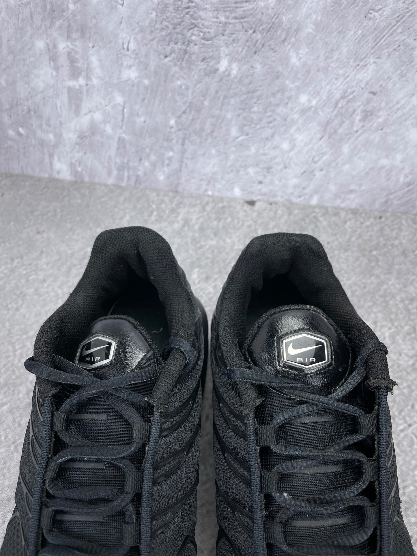 Nike Air Max Plus Triple Black - buty sportowe, zapiętki butów