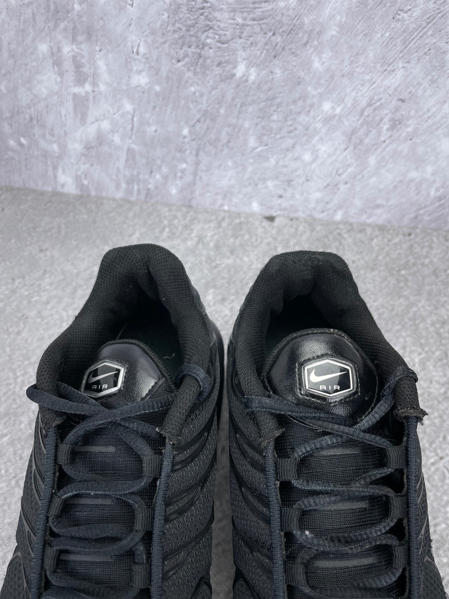Nike Air Max Plus Triple Black - buty sportowe, zapiętki butów