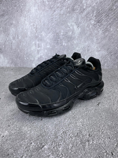 Nike Air Max Plus Triple Black - buty sportowe, widok z boku na tle studyjnym