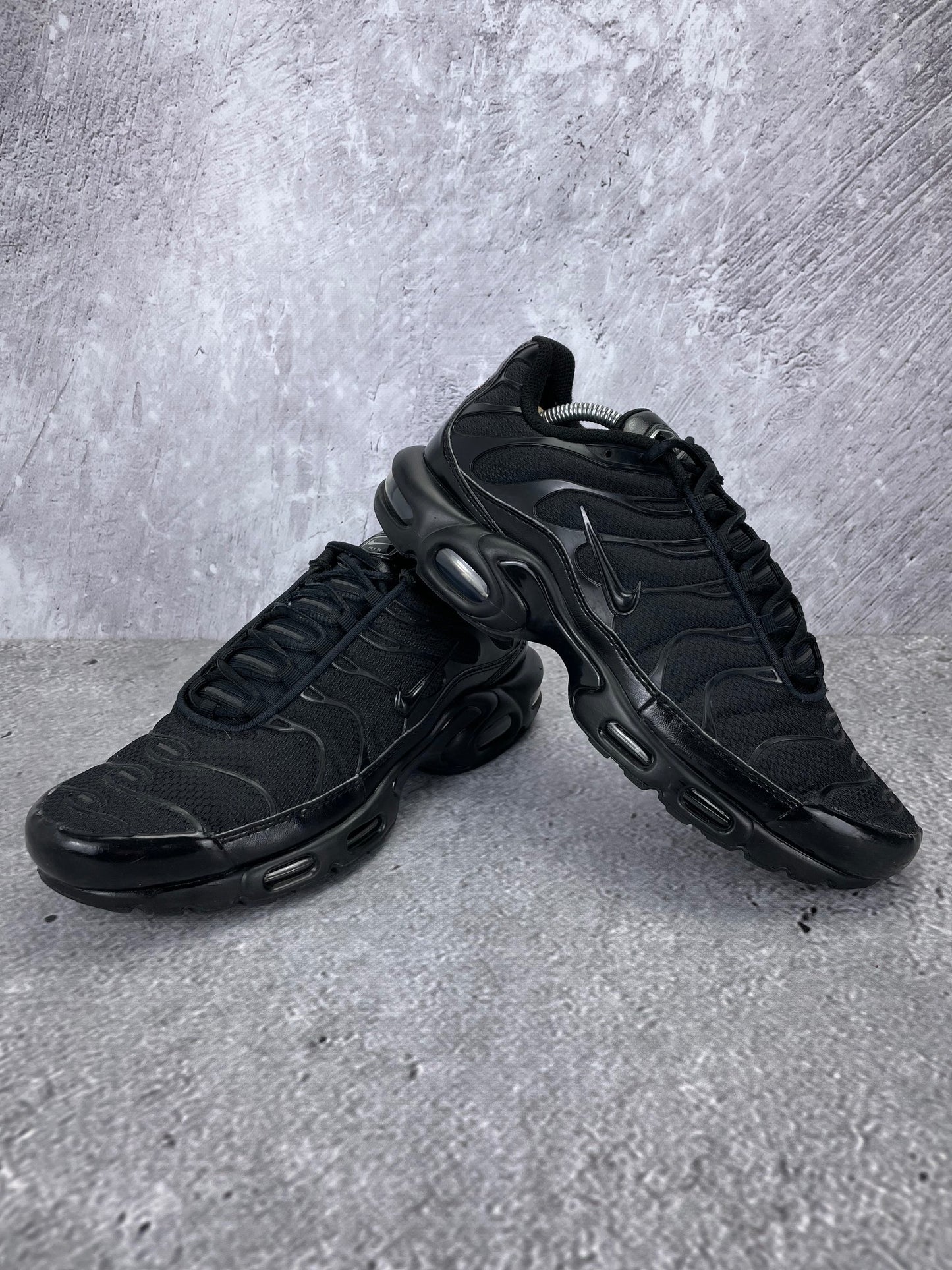 Nike Air Max Plus Triple Black - buty sportowe, para butów, widok z boku na tle studyjnym