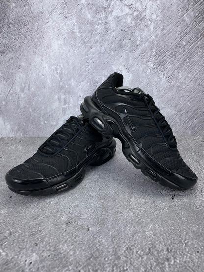 Nike Air Max Plus Triple Black - buty sportowe, para butów, widok z boku na tle studyjnym