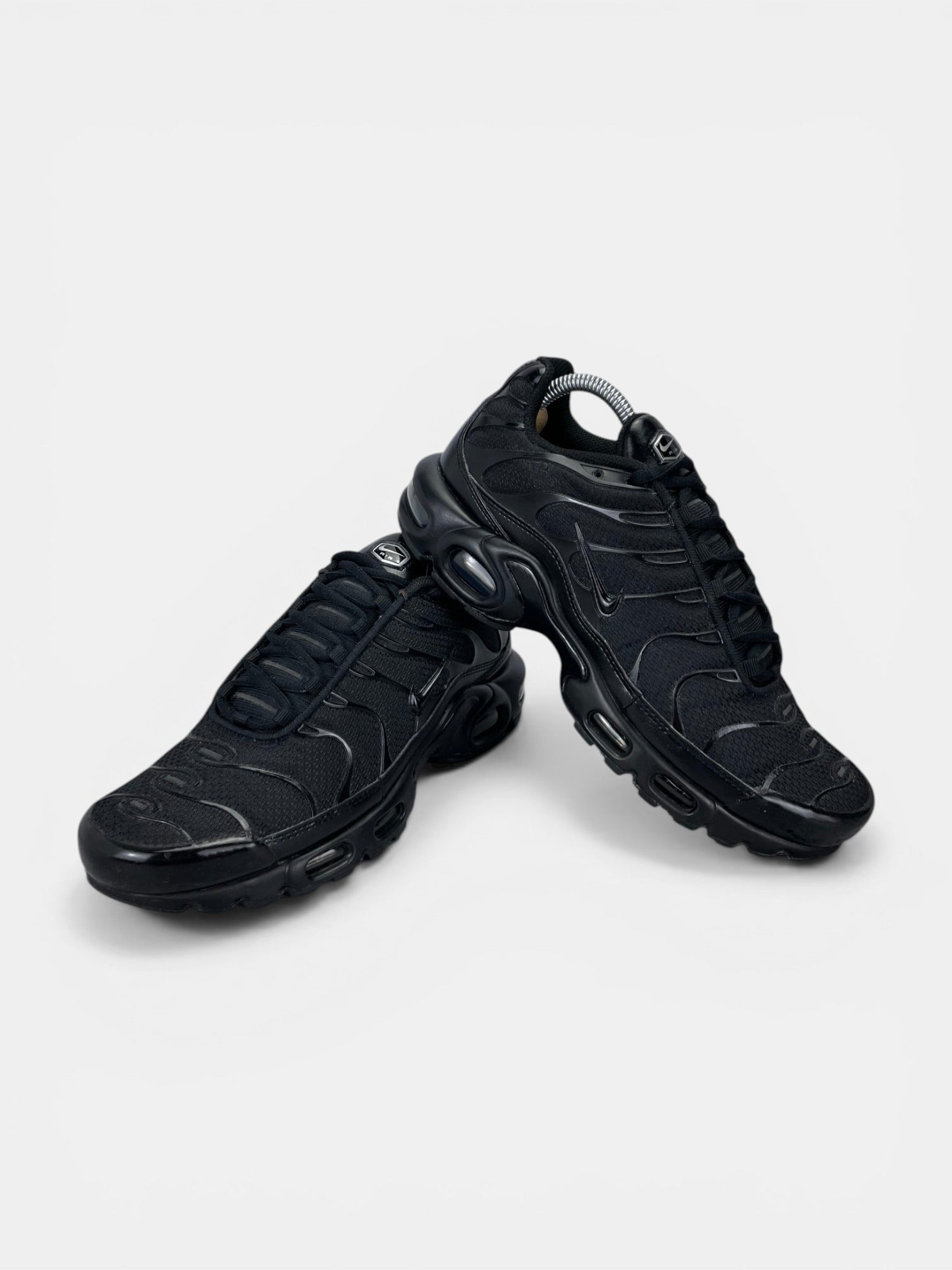 Nike Air Max Plus Triple Black - buty sportowe, boczny profil