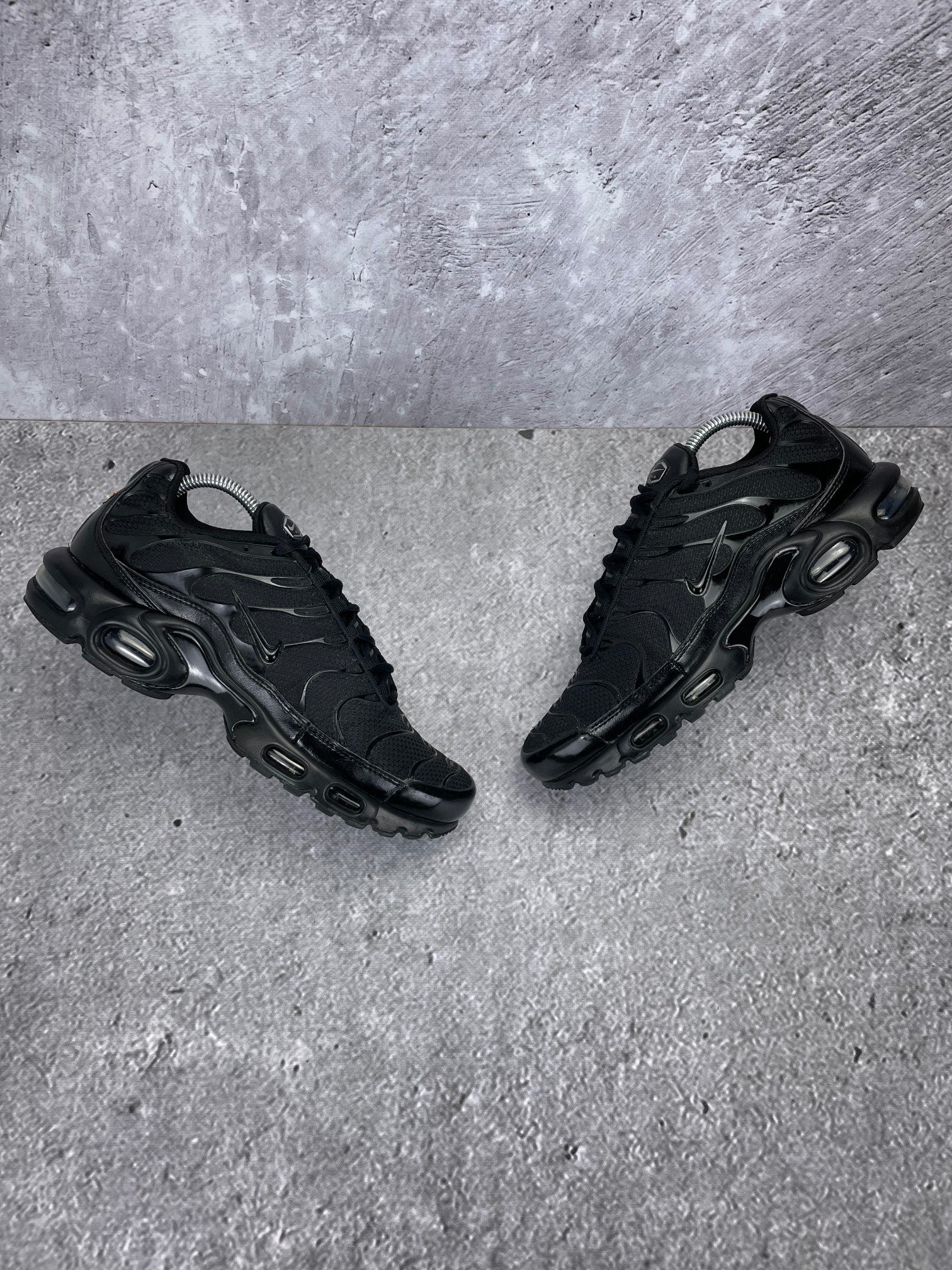Nike Air Max Plus Triple Black - buty sportowe, widok z góry na zewnętrzną stronę butów