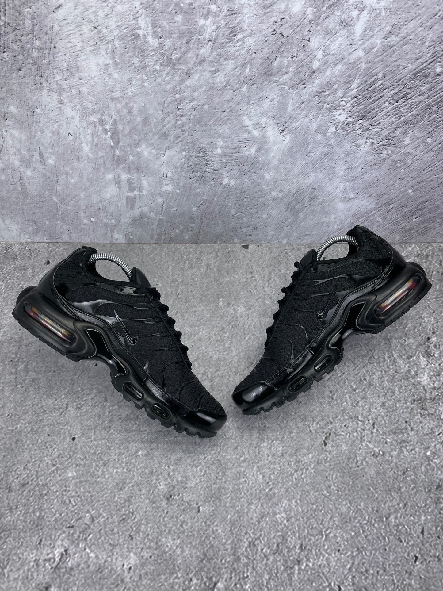 Nike Air Max Plus Triple Black - buty sportowe, zewnętrzny panel prawego buta