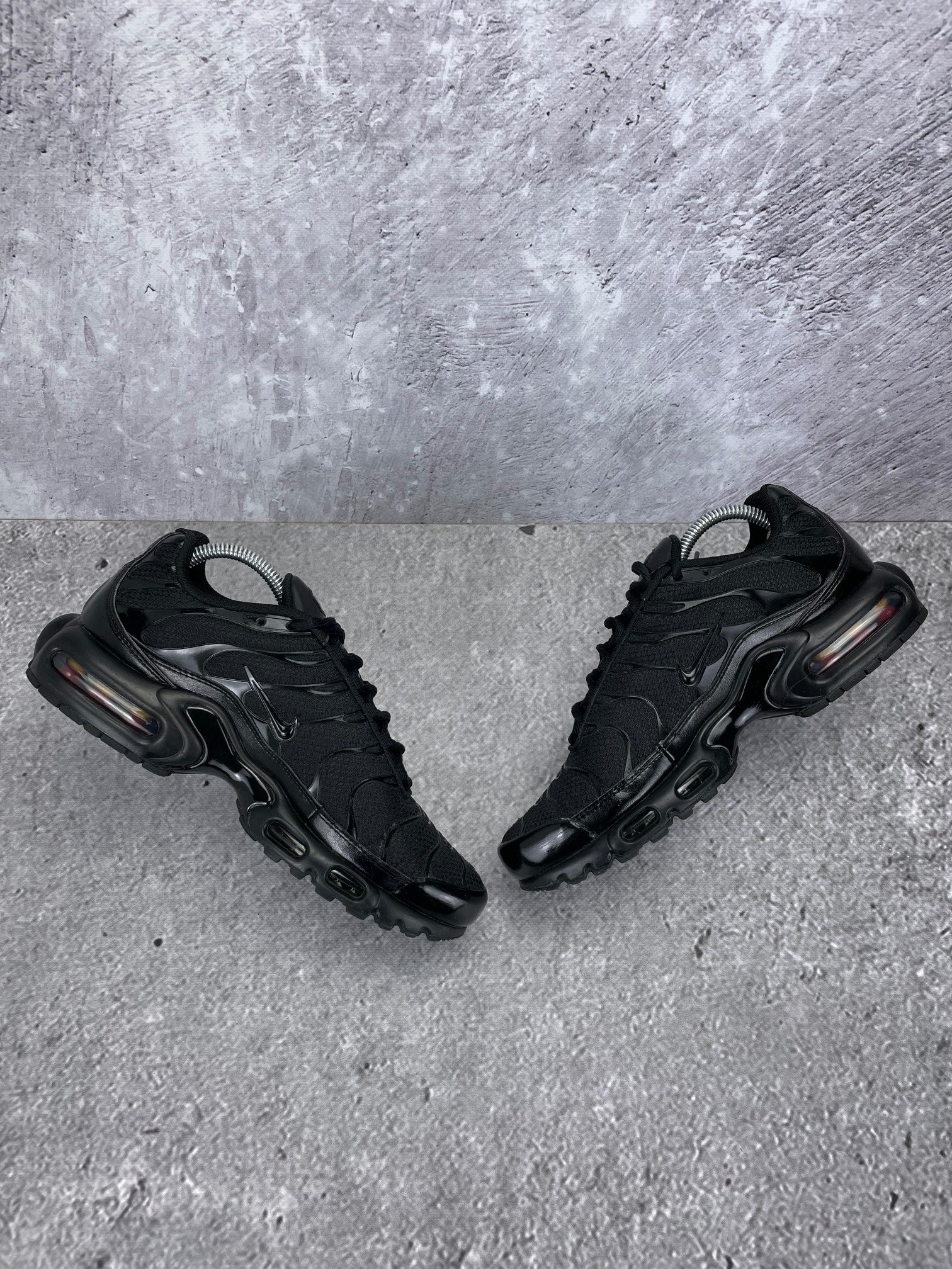 Nike Air Max Plus Triple Black - buty sportowe, zewnętrzny panel prawego buta