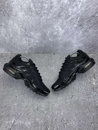 Nike Air Max Plus Triple Black - buty sportowe, zewnętrzny panel prawego buta