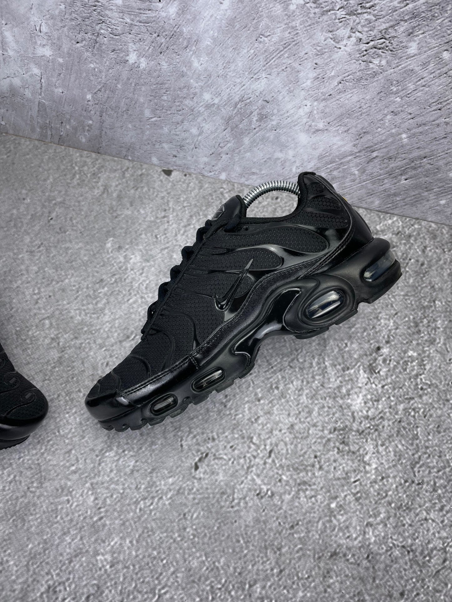 Nike Air Max Plus Triple Black - buty sportowe, zewnętrzny panel lewego buta
