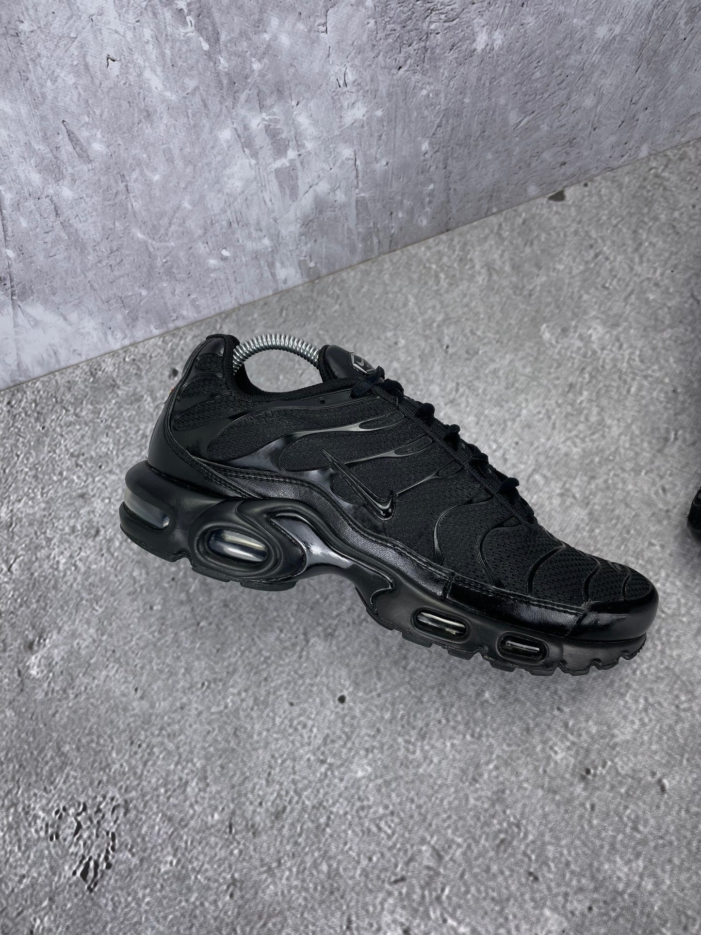 Nike Air Max Plus Triple Black - buty sportowe, widok z góry na wewnętrzną stronę butów